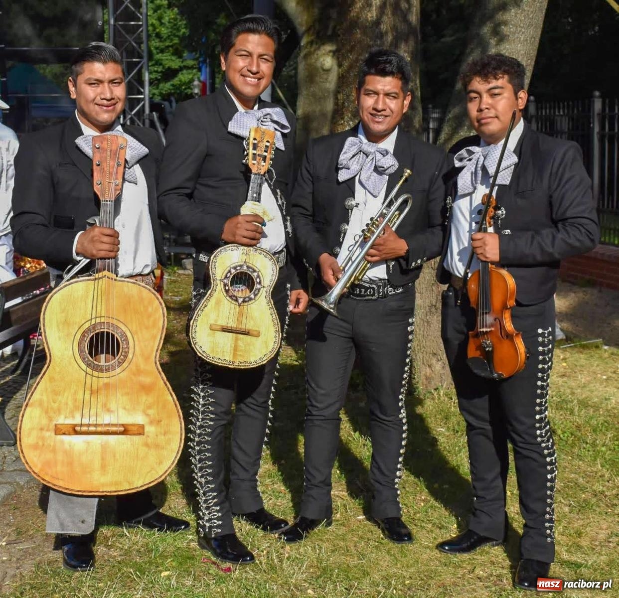 Zdjęcie w galerii na portalu naszraciborz.pl: Raciborskie święto folkloru. Kolorowa parada przeszła przez miasto, tańce na zamku [FOTO i WIDEO] wiadomości z regionu