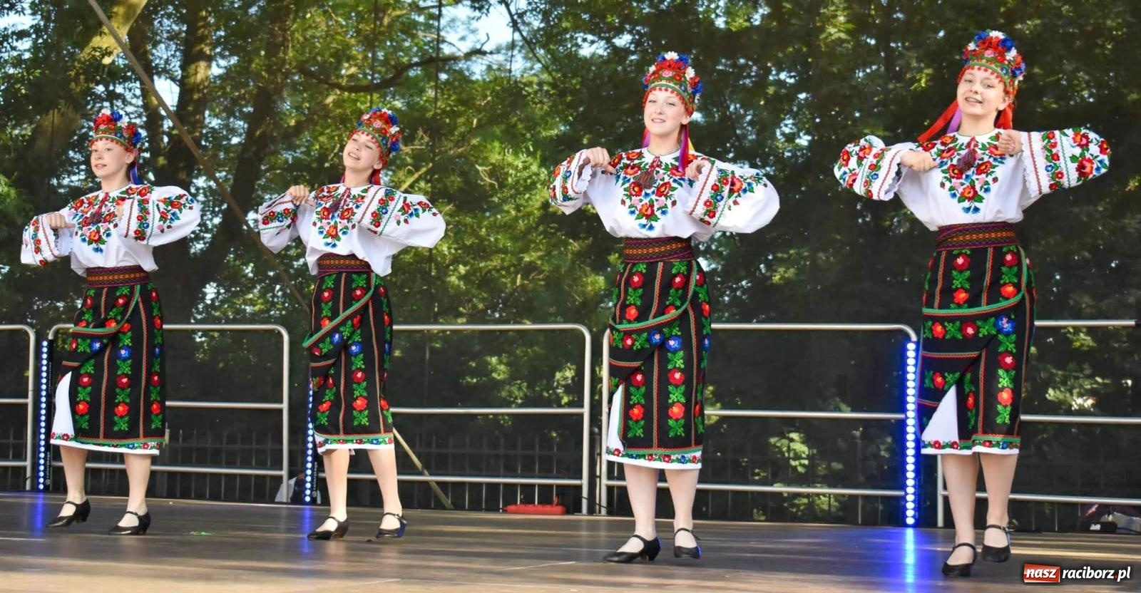 Zdjęcie w galerii na portalu naszraciborz.pl: Raciborskie święto folkloru. Kolorowa parada przeszła przez miasto, tańce na zamku [FOTO i WIDEO] wiadomości z regionu
