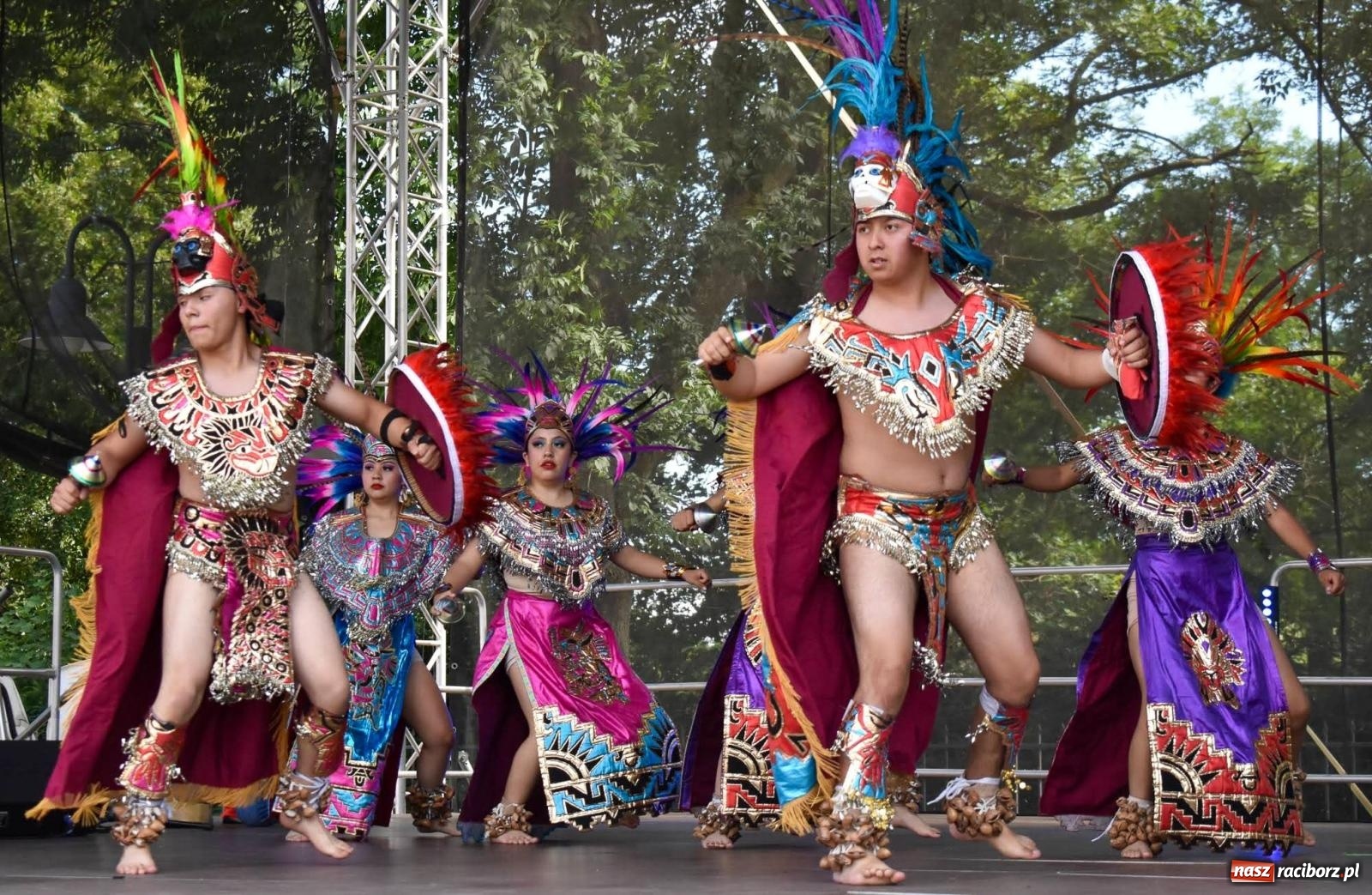 Zdjęcie w galerii na portalu naszraciborz.pl: Raciborskie święto folkloru. Kolorowa parada przeszła przez miasto, tańce na zamku [FOTO i WIDEO] wiadomości z regionu