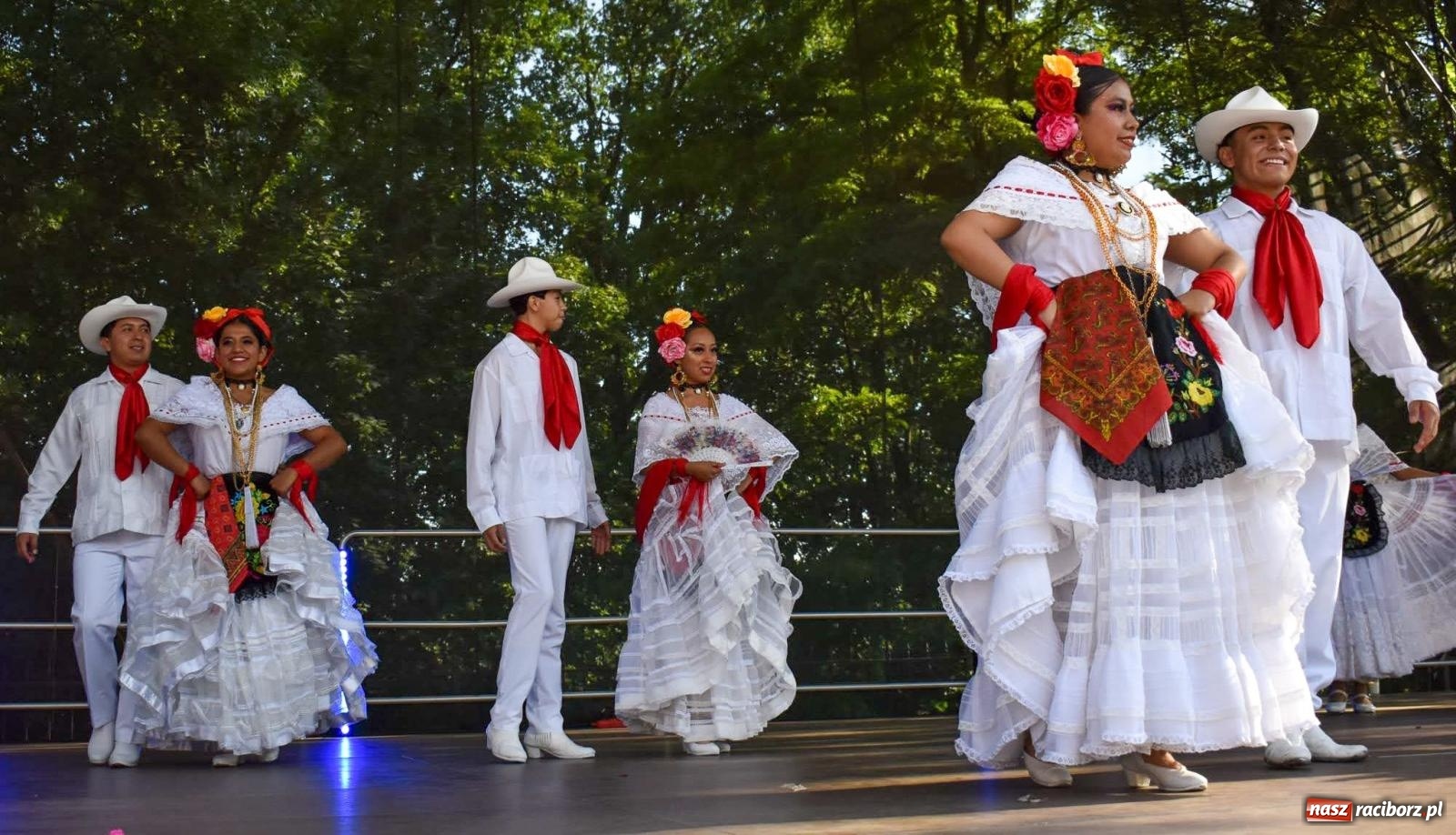 Zdjęcie w galerii na portalu naszraciborz.pl: Raciborskie święto folkloru. Kolorowa parada przeszła przez miasto, tańce na zamku [FOTO i WIDEO] wiadomości z regionu