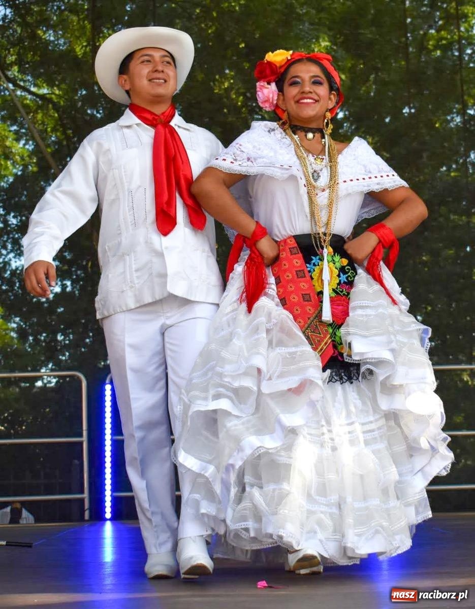 Zdjęcie w galerii na portalu naszraciborz.pl: Raciborskie święto folkloru. Kolorowa parada przeszła przez miasto, tańce na zamku [FOTO i WIDEO] wiadomości z regionu