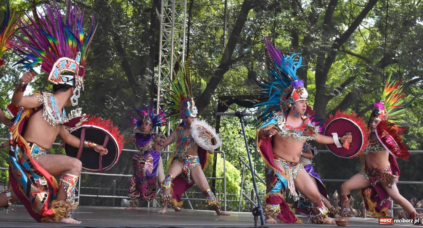 Zdjęcie w galerii na portalu naszraciborz.pl: Raciborskie święto folkloru. Kolorowa parada przeszła przez miasto, tańce na zamku [FOTO i WIDEO] wiadomości z regionu