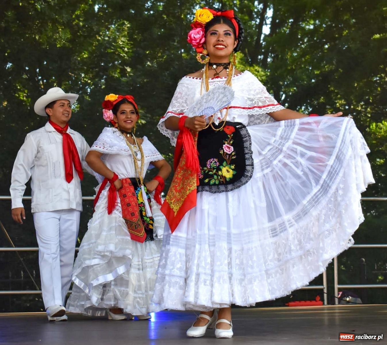 Zdjęcie w galerii na portalu naszraciborz.pl: Raciborskie święto folkloru. Kolorowa parada przeszła przez miasto, tańce na zamku [FOTO i WIDEO] wiadomości z regionu