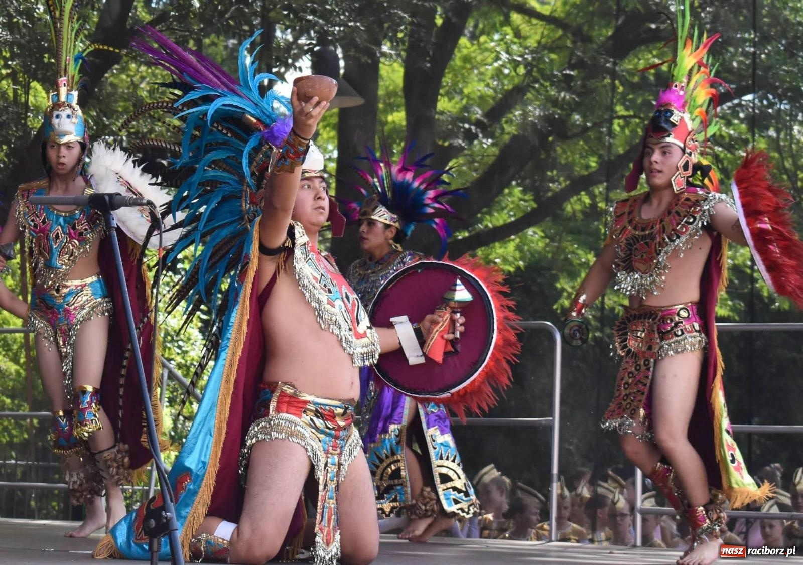 Zdjęcie w galerii na portalu naszraciborz.pl: Raciborskie święto folkloru. Kolorowa parada przeszła przez miasto, tańce na zamku [FOTO i WIDEO] wiadomości z regionu