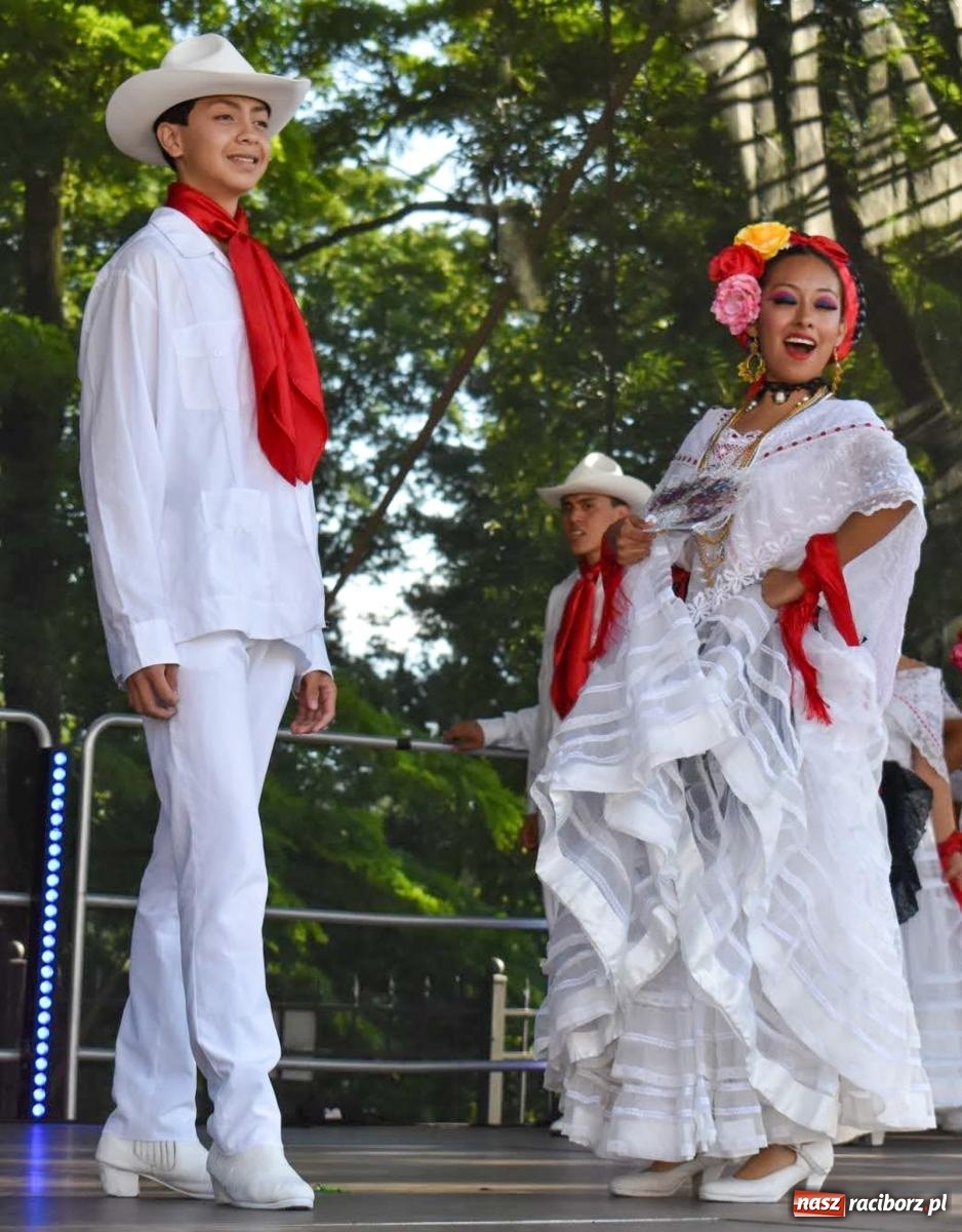 Zdjęcie w galerii na portalu naszraciborz.pl: Raciborskie święto folkloru. Kolorowa parada przeszła przez miasto, tańce na zamku [FOTO i WIDEO] wiadomości z regionu