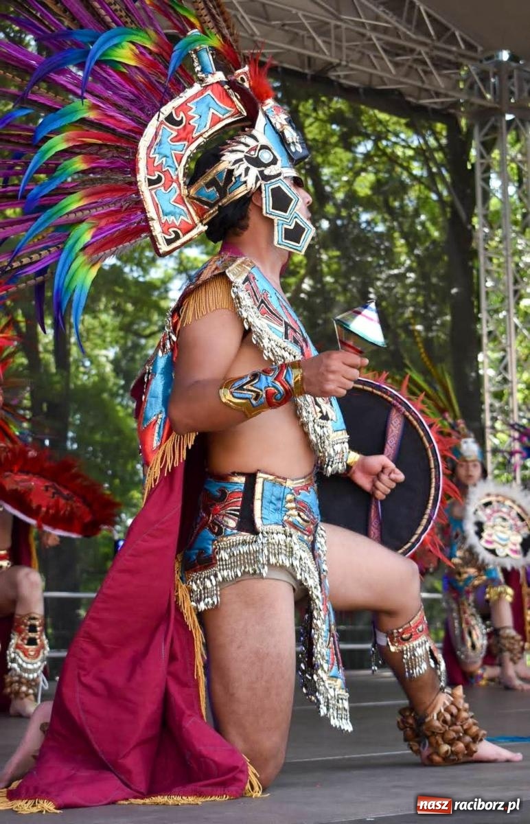 Zdjęcie w galerii na portalu naszraciborz.pl: Raciborskie święto folkloru. Kolorowa parada przeszła przez miasto, tańce na zamku [FOTO i WIDEO] wiadomości z regionu