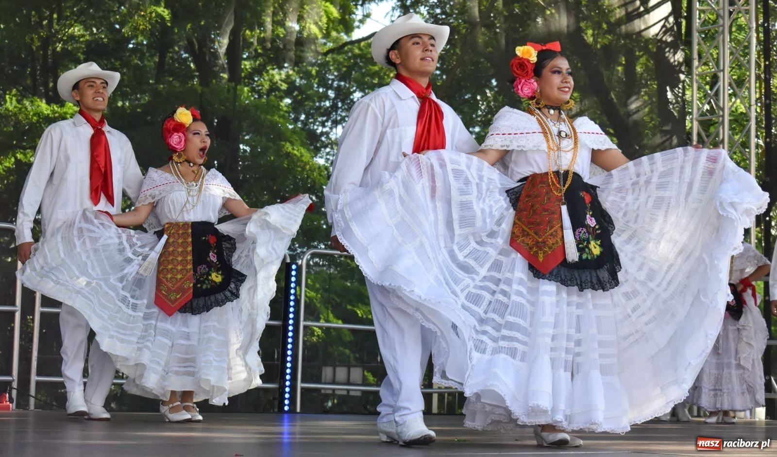 Zdjęcie w galerii na portalu naszraciborz.pl: Raciborskie święto folkloru. Kolorowa parada przeszła przez miasto, tańce na zamku [FOTO i WIDEO] wiadomości z regionu