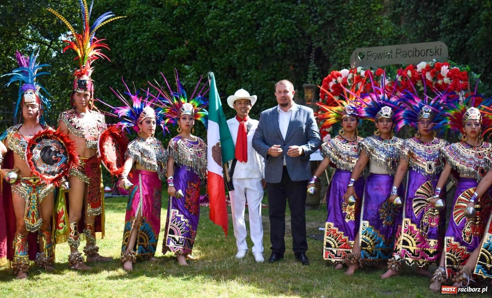 Zdjęcie w galerii na portalu naszraciborz.pl: Raciborskie święto folkloru. Kolorowa parada przeszła przez miasto, tańce na zamku [FOTO i WIDEO] wiadomości z regionu