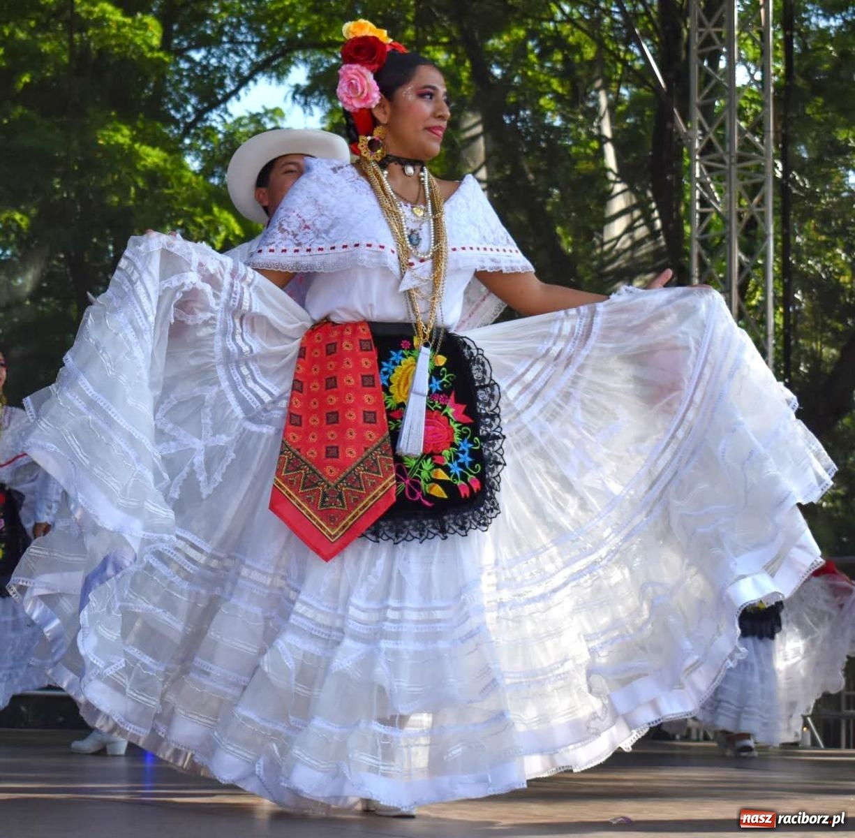 Zdjęcie w galerii na portalu naszraciborz.pl: Raciborskie święto folkloru. Kolorowa parada przeszła przez miasto, tańce na zamku [FOTO i WIDEO] wiadomości z regionu