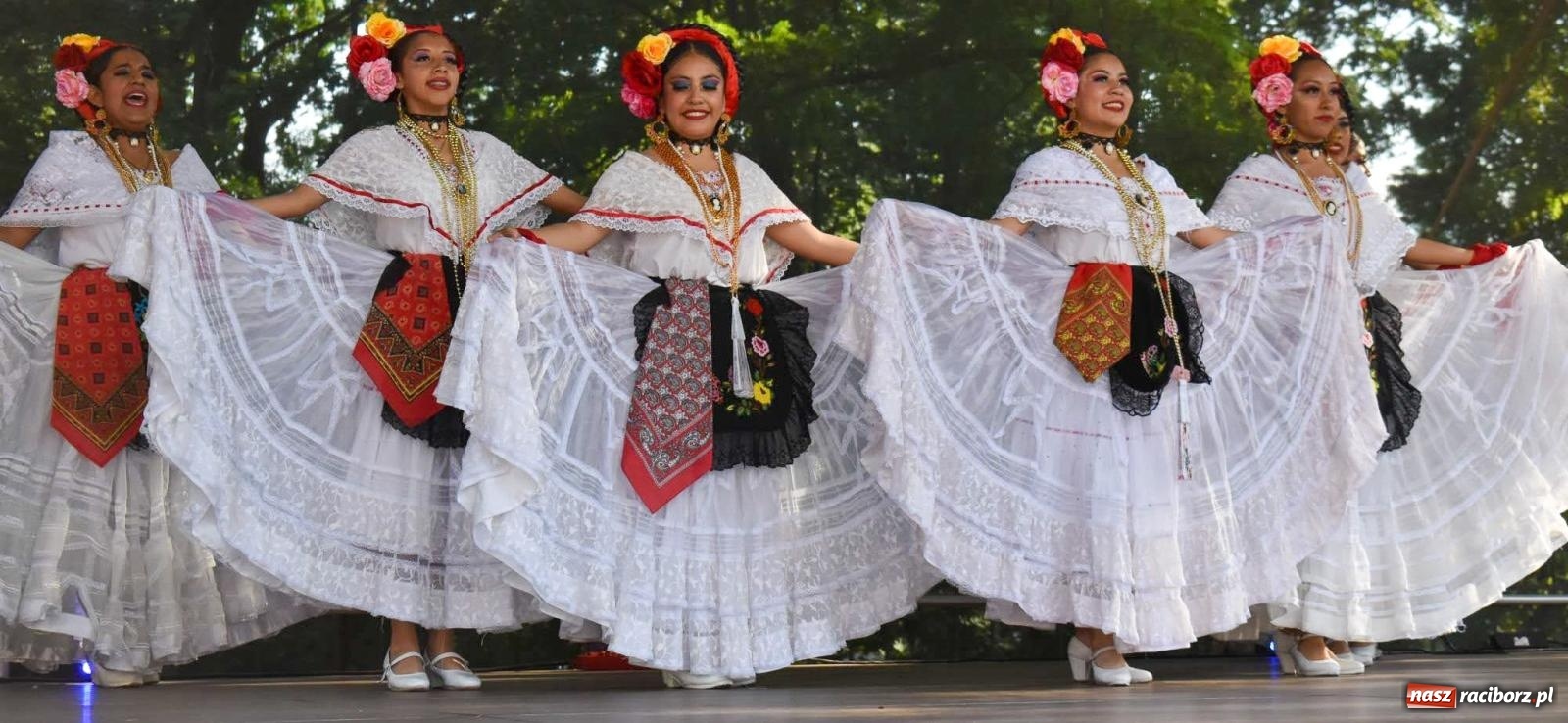 Zdjęcie w galerii na portalu naszraciborz.pl: Raciborskie święto folkloru. Kolorowa parada przeszła przez miasto, tańce na zamku [FOTO i WIDEO] wiadomości z regionu
