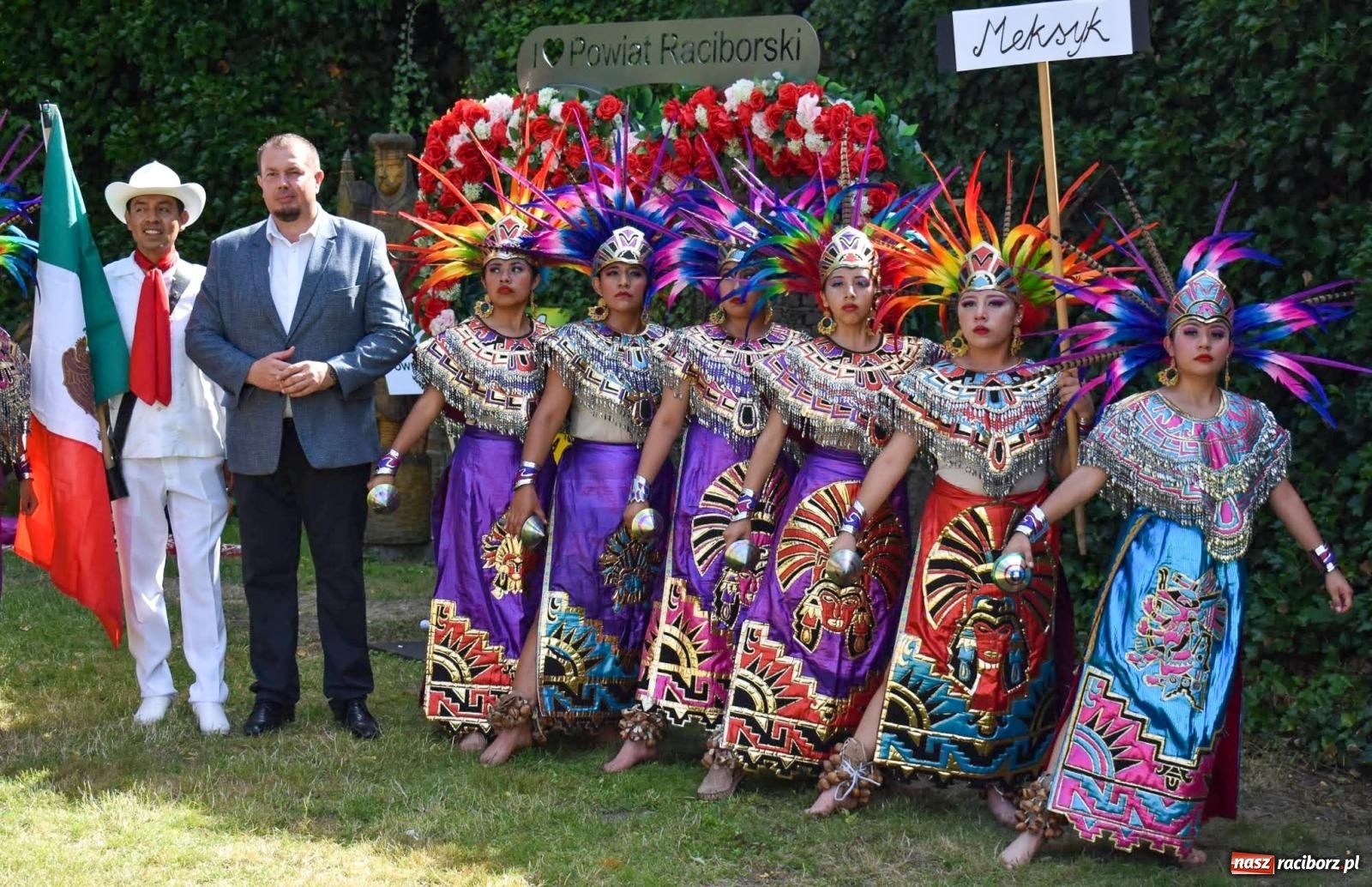Zdjęcie w galerii na portalu naszraciborz.pl: Raciborskie święto folkloru. Kolorowa parada przeszła przez miasto, tańce na zamku [FOTO i WIDEO] wiadomości z regionu