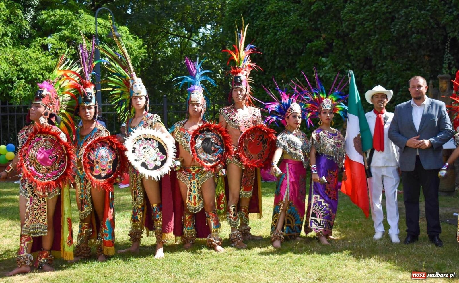Zdjęcie w galerii na portalu naszraciborz.pl: Raciborskie święto folkloru. Kolorowa parada przeszła przez miasto, tańce na zamku [FOTO i WIDEO] wiadomości z regionu