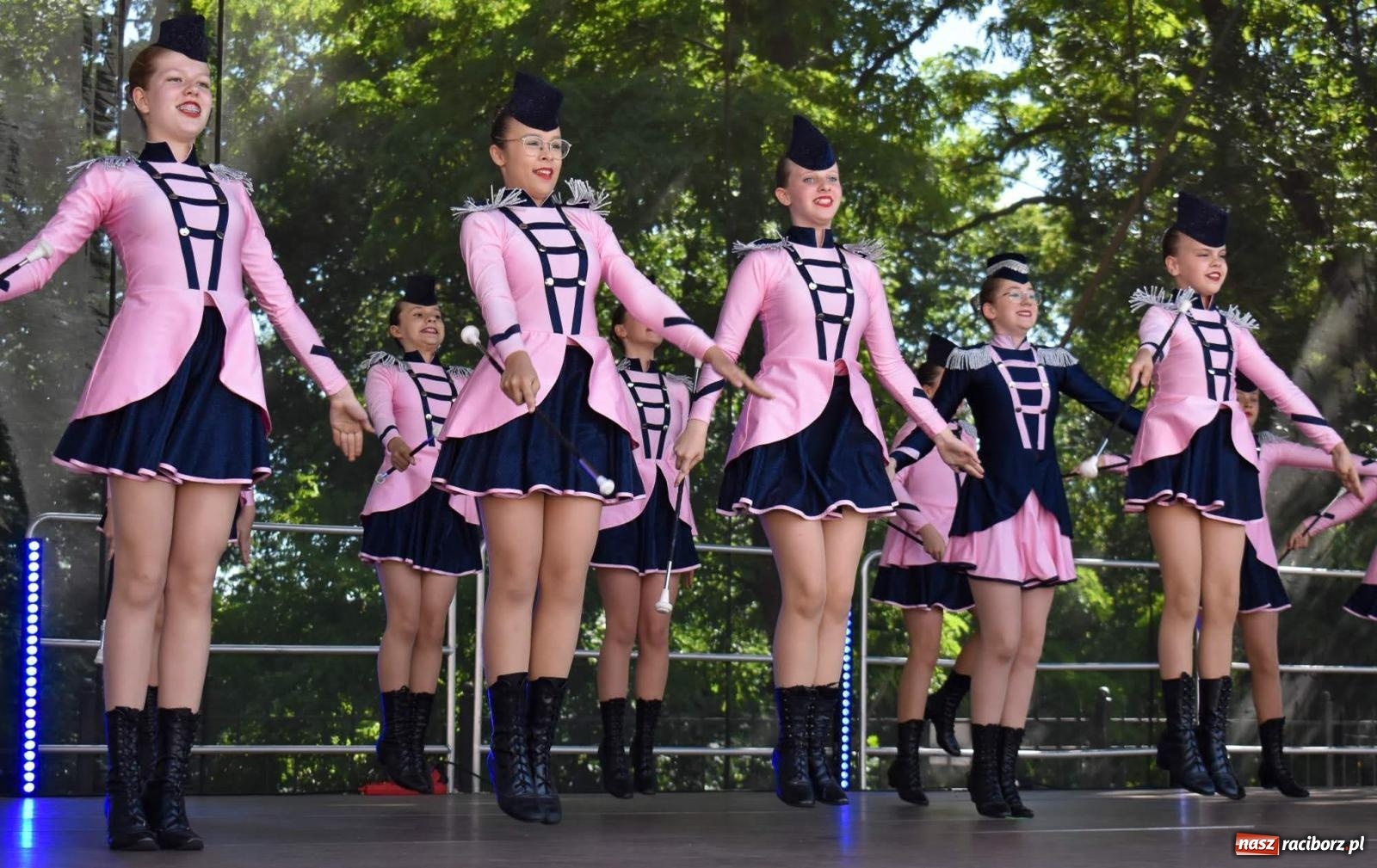 Zdjęcie w galerii na portalu naszraciborz.pl: Raciborskie święto folkloru. Kolorowa parada przeszła przez miasto, tańce na zamku [FOTO i WIDEO] wiadomości z regionu