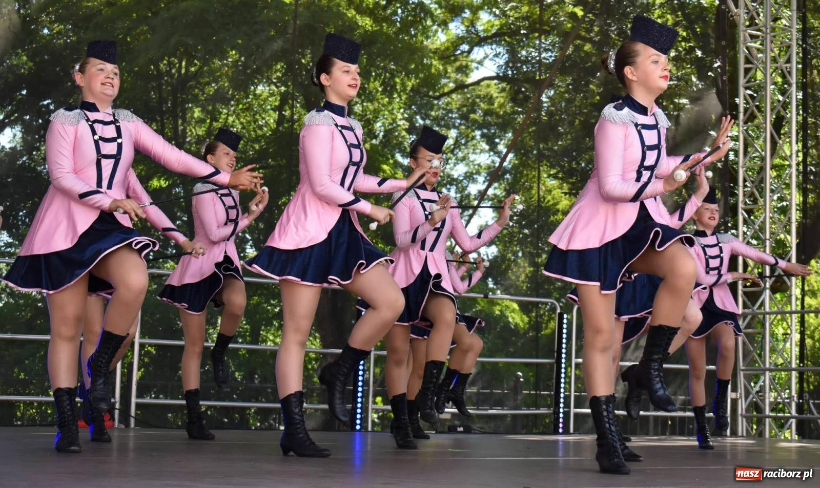 Zdjęcie w galerii na portalu naszraciborz.pl: Raciborskie święto folkloru. Kolorowa parada przeszła przez miasto, tańce na zamku [FOTO i WIDEO] wiadomości z regionu