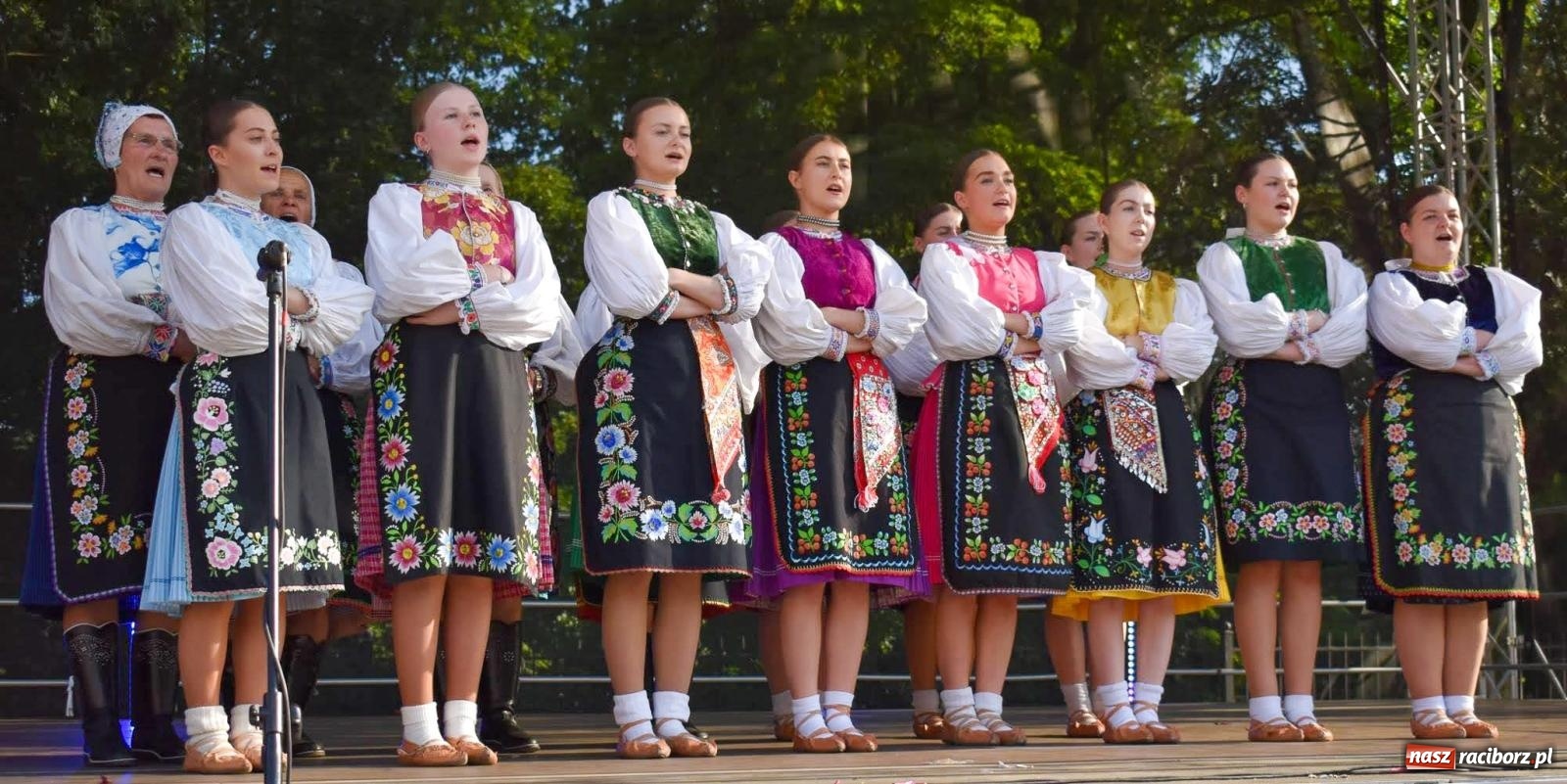 Zdjęcie w galerii na portalu naszraciborz.pl: Raciborskie święto folkloru. Kolorowa parada przeszła przez miasto, tańce na zamku [FOTO i WIDEO] wiadomości z regionu