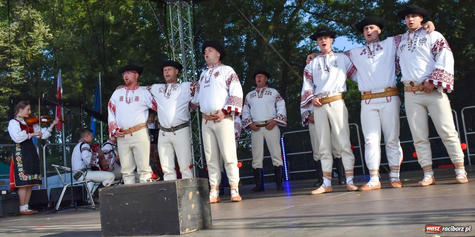 Zdjęcie w galerii na portalu naszraciborz.pl: Raciborskie święto folkloru. Kolorowa parada przeszła przez miasto, tańce na zamku [FOTO i WIDEO] wiadomości z regionu