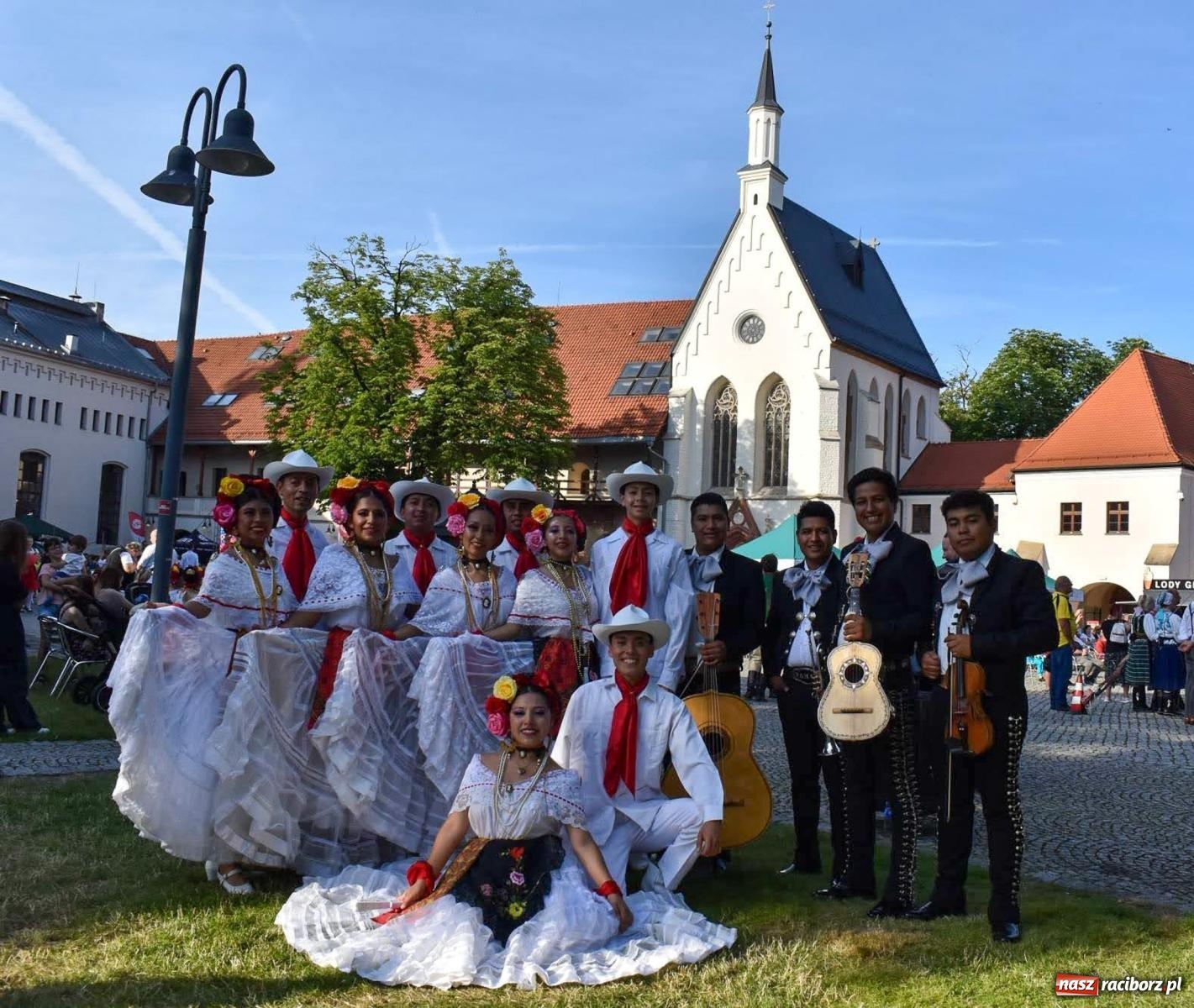 Zdjęcie w galerii na portalu naszraciborz.pl: Raciborskie święto folkloru. Kolorowa parada przeszła przez miasto, tańce na zamku [FOTO i WIDEO] wiadomości z regionu
