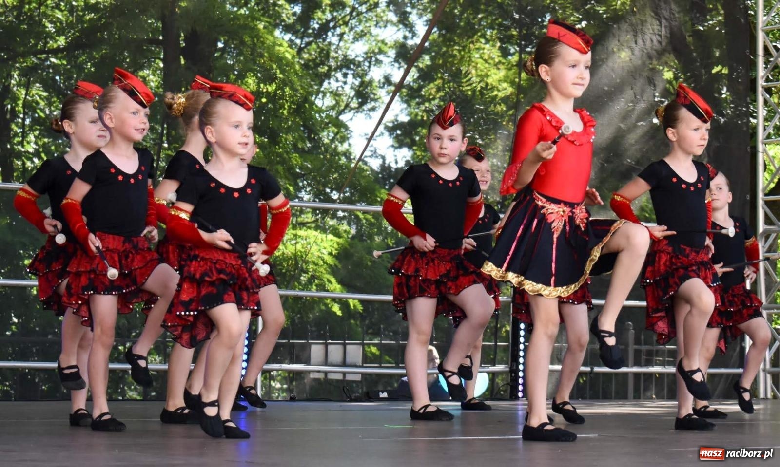 Zdjęcie w galerii na portalu naszraciborz.pl: Raciborskie święto folkloru. Kolorowa parada przeszła przez miasto, tańce na zamku [FOTO i WIDEO] wiadomości z regionu