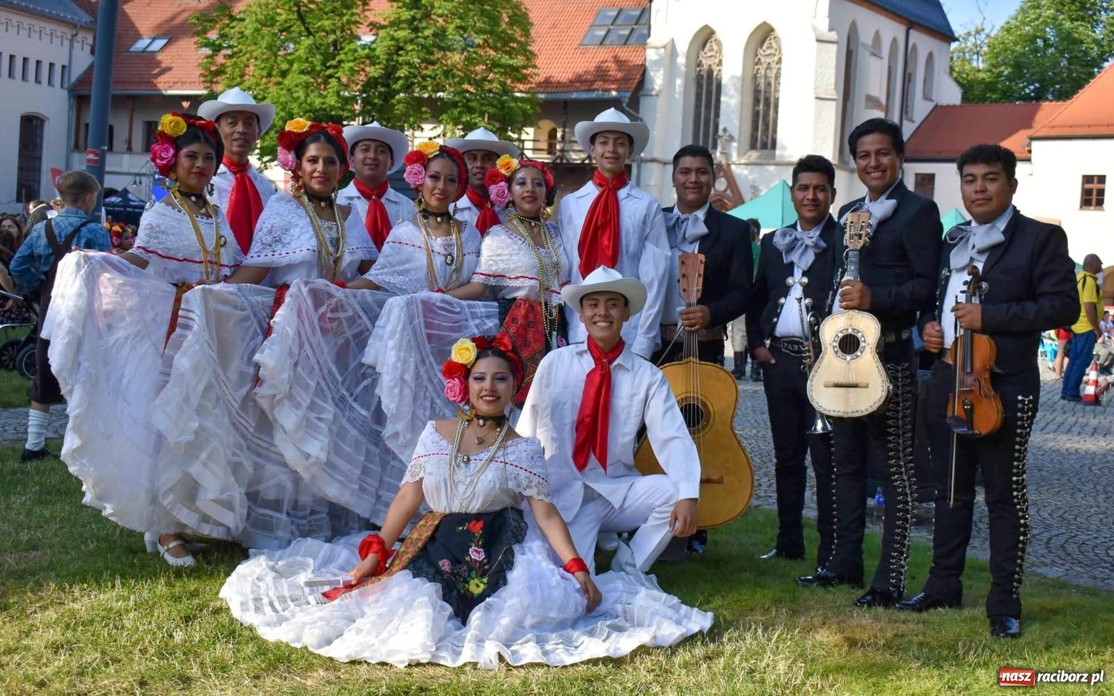 Zdjęcie w galerii na portalu naszraciborz.pl: Raciborskie święto folkloru. Kolorowa parada przeszła przez miasto, tańce na zamku [FOTO i WIDEO] wiadomości z regionu