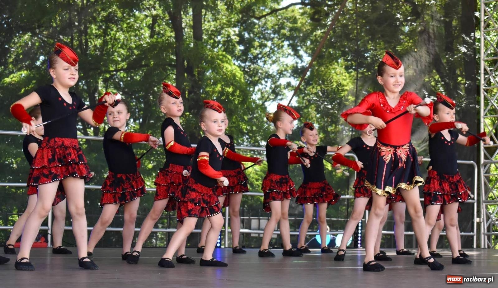 Zdjęcie w galerii na portalu naszraciborz.pl: Raciborskie święto folkloru. Kolorowa parada przeszła przez miasto, tańce na zamku [FOTO i WIDEO] wiadomości z regionu