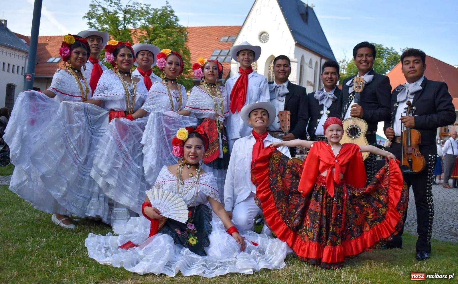 Zdjęcie w galerii na portalu naszraciborz.pl: Raciborskie święto folkloru. Kolorowa parada przeszła przez miasto, tańce na zamku [FOTO i WIDEO] wiadomości z regionu
