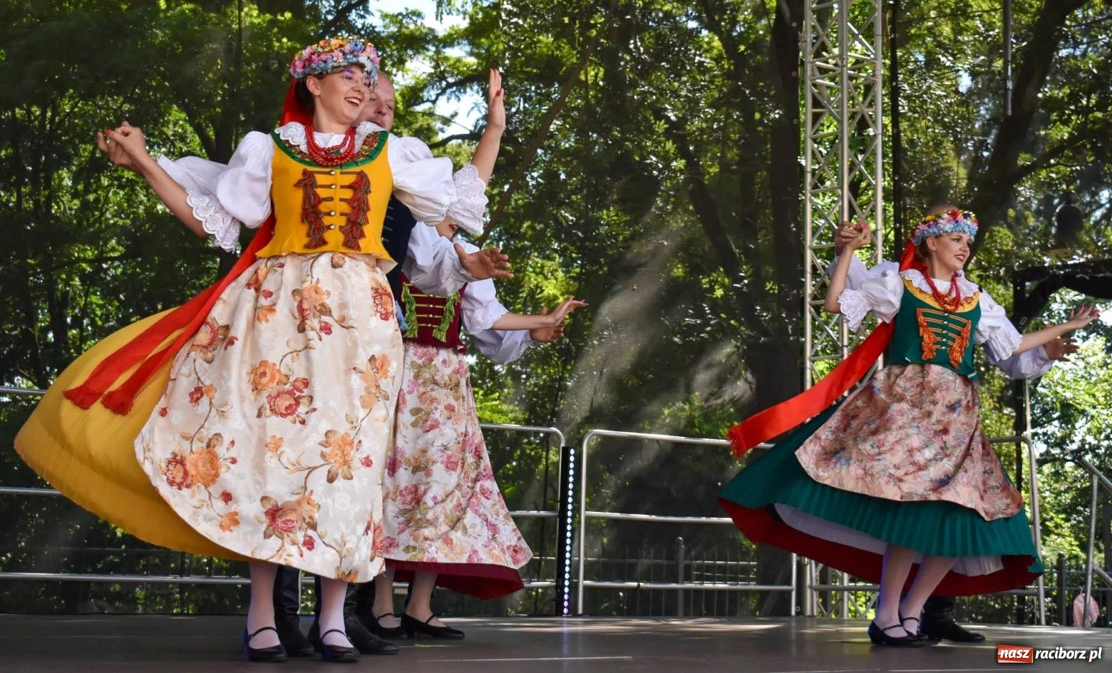 Zdjęcie w galerii na portalu naszraciborz.pl: Raciborskie święto folkloru. Kolorowa parada przeszła przez miasto, tańce na zamku [FOTO i WIDEO] wiadomości z regionu