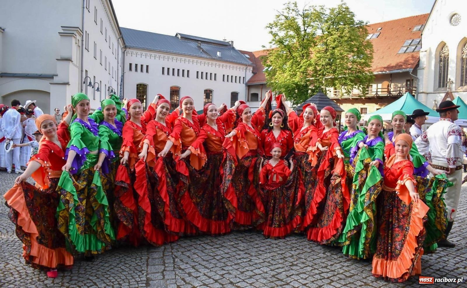 Zdjęcie w galerii na portalu naszraciborz.pl: Raciborskie święto folkloru. Kolorowa parada przeszła przez miasto, tańce na zamku [FOTO i WIDEO] wiadomości z regionu
