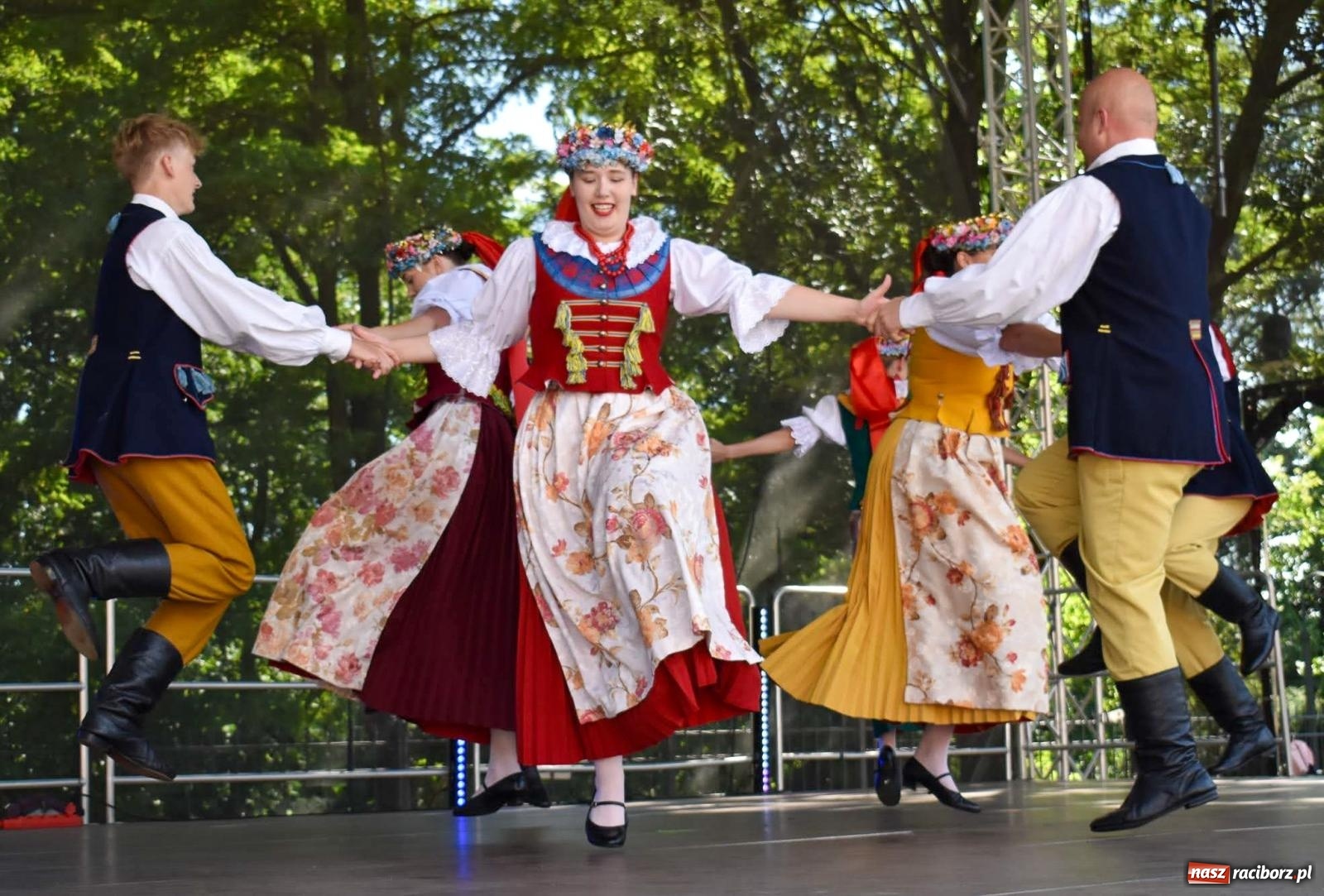 Zdjęcie w galerii na portalu naszraciborz.pl: Raciborskie święto folkloru. Kolorowa parada przeszła przez miasto, tańce na zamku [FOTO i WIDEO] wiadomości z regionu