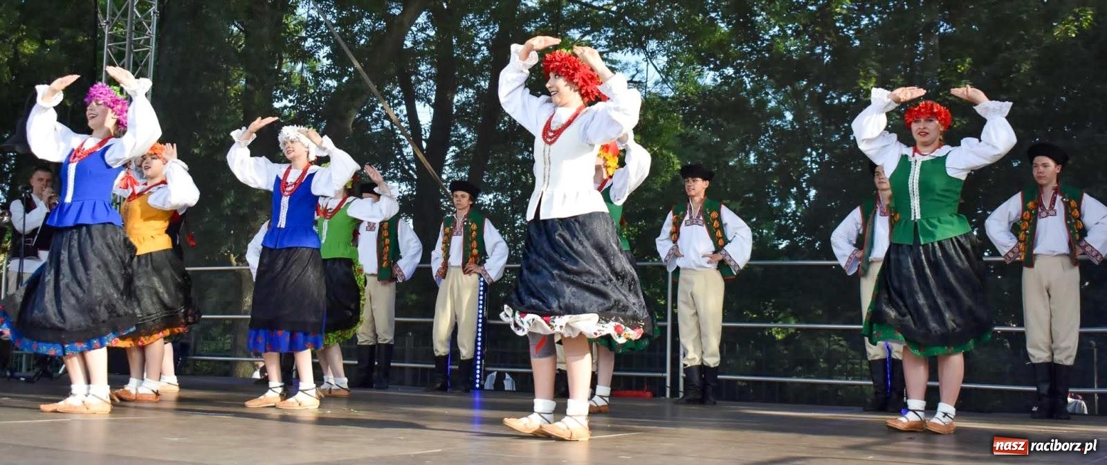 Zdjęcie w galerii na portalu naszraciborz.pl: Raciborskie święto folkloru. Kolorowa parada przeszła przez miasto, tańce na zamku [FOTO i WIDEO] wiadomości z regionu
