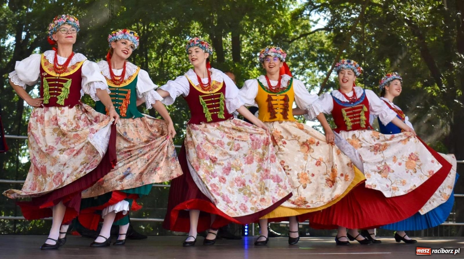 Zdjęcie w galerii na portalu naszraciborz.pl: Raciborskie święto folkloru. Kolorowa parada przeszła przez miasto, tańce na zamku [FOTO i WIDEO] wiadomości z regionu