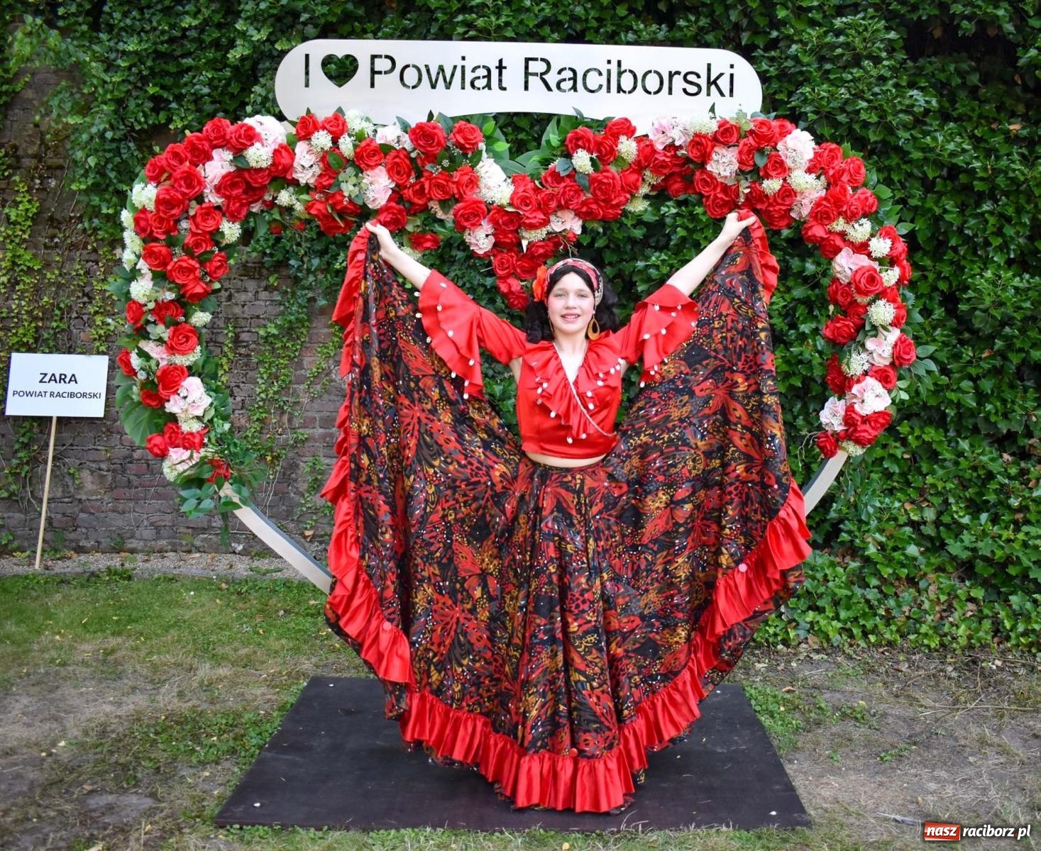 Zdjęcie w galerii na portalu naszraciborz.pl: Raciborskie święto folkloru. Kolorowa parada przeszła przez miasto, tańce na zamku [FOTO i WIDEO] wiadomości z regionu