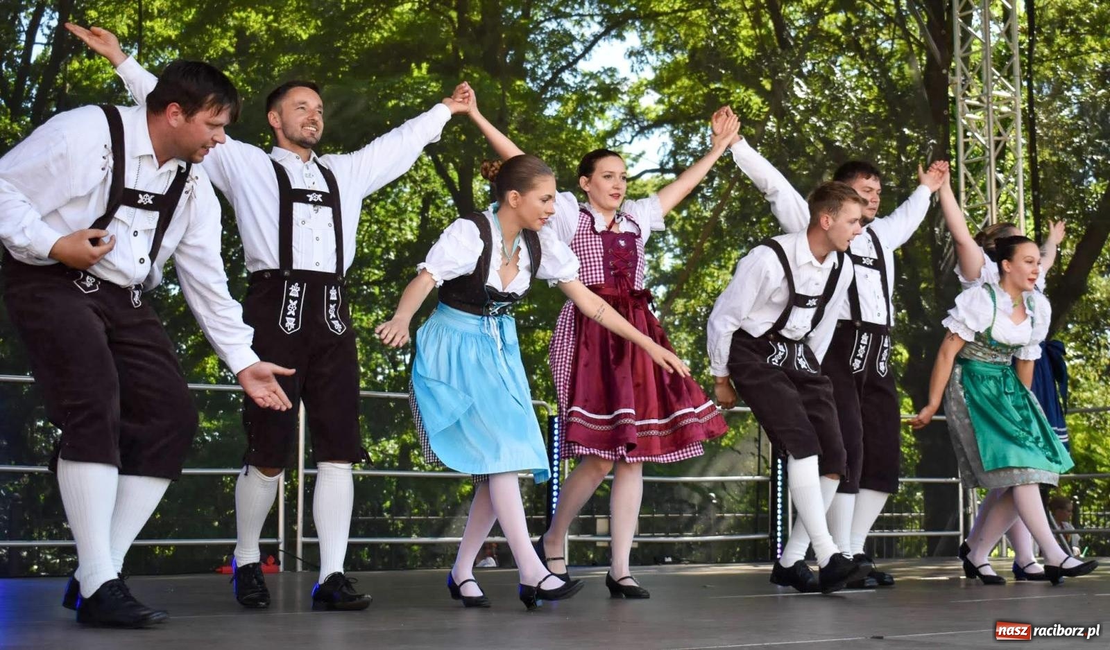 Zdjęcie w galerii na portalu naszraciborz.pl: Raciborskie święto folkloru. Kolorowa parada przeszła przez miasto, tańce na zamku [FOTO i WIDEO] wiadomości z regionu
