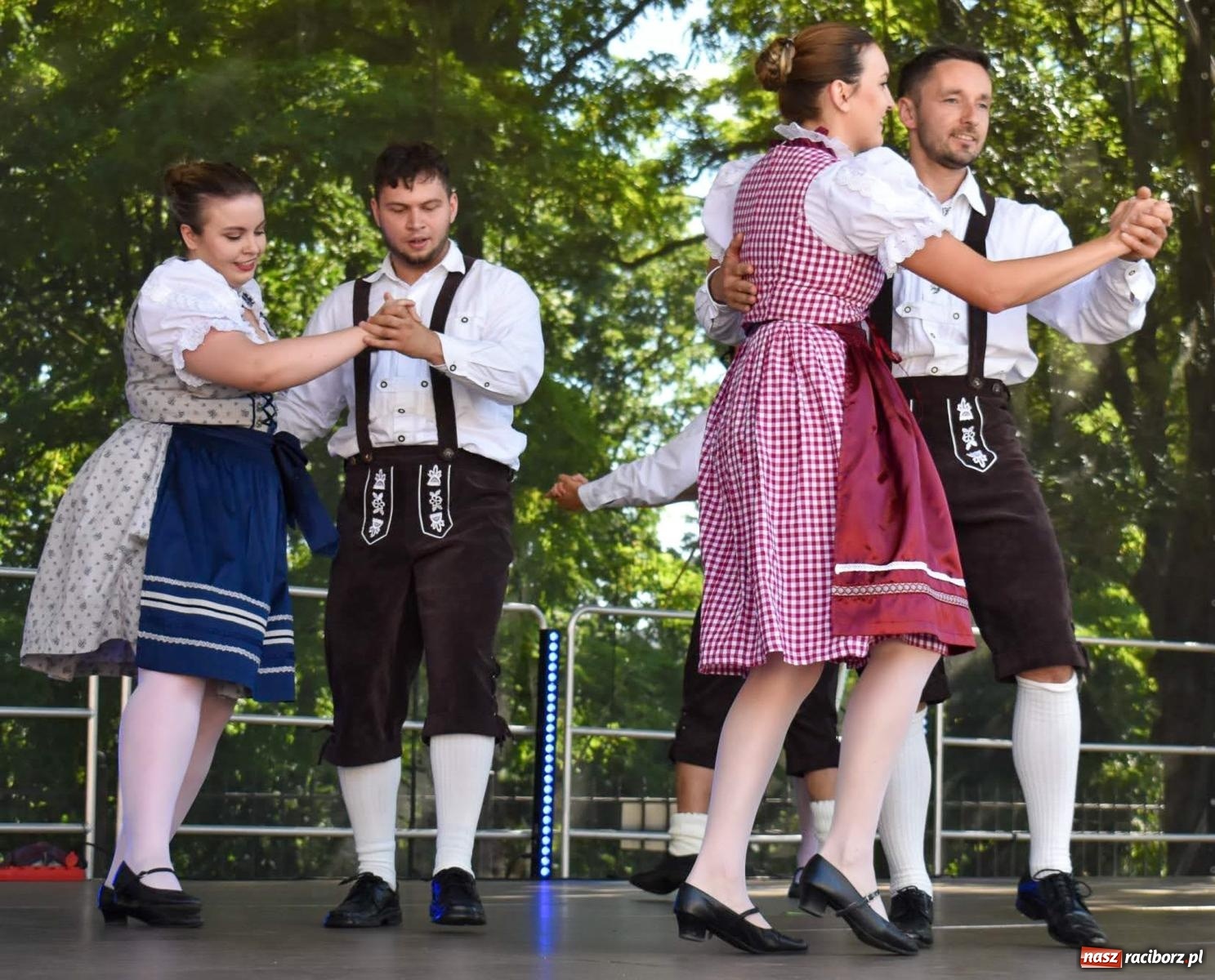Zdjęcie w galerii na portalu naszraciborz.pl: Raciborskie święto folkloru. Kolorowa parada przeszła przez miasto, tańce na zamku [FOTO i WIDEO] wiadomości z regionu