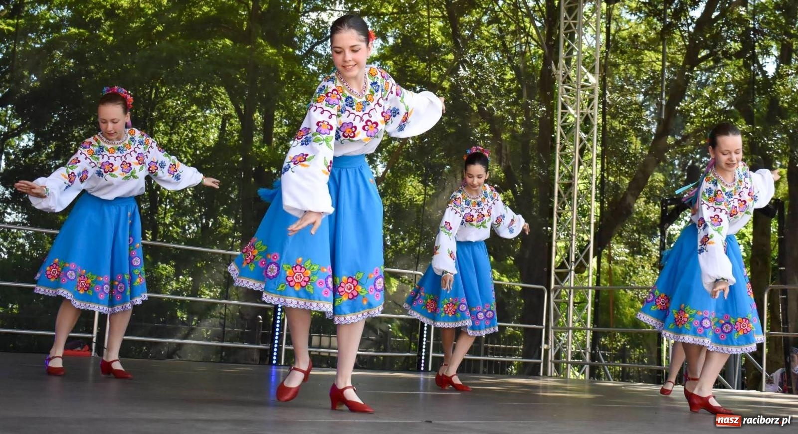 Zdjęcie w galerii na portalu naszraciborz.pl: Raciborskie święto folkloru. Kolorowa parada przeszła przez miasto, tańce na zamku [FOTO i WIDEO] wiadomości z regionu