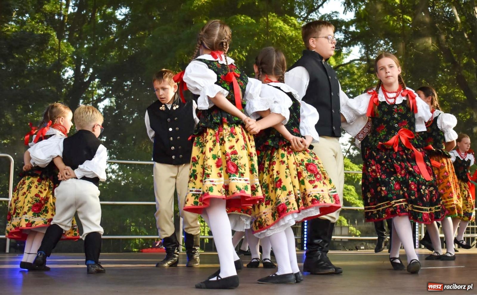Zdjęcie w galerii na portalu naszraciborz.pl: Raciborskie święto folkloru. Kolorowa parada przeszła przez miasto, tańce na zamku [FOTO i WIDEO] wiadomości z regionu