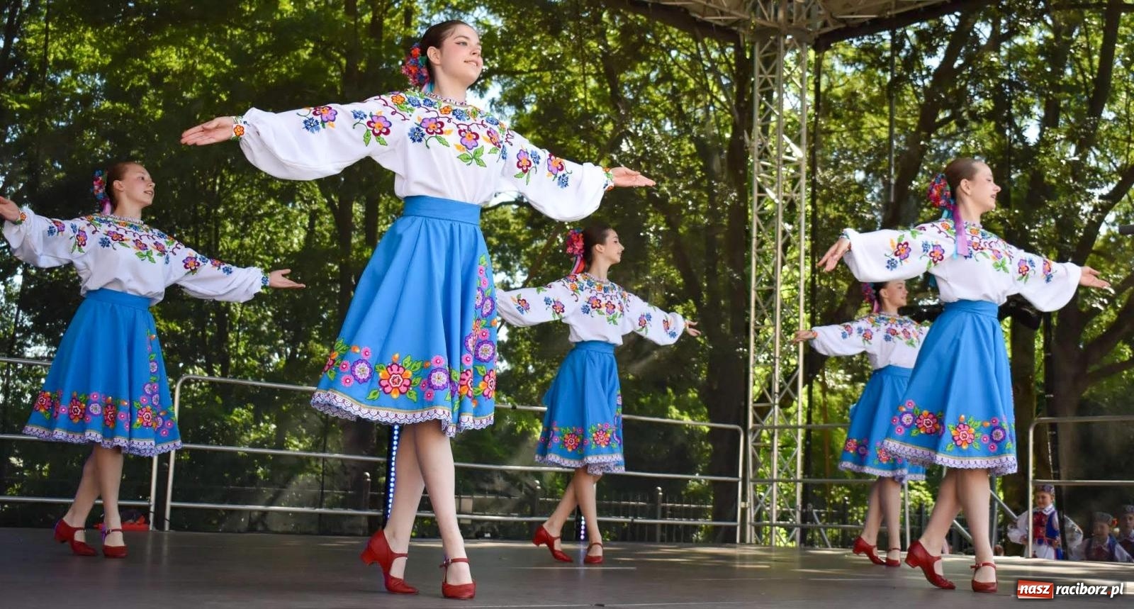 Zdjęcie w galerii na portalu naszraciborz.pl: Raciborskie święto folkloru. Kolorowa parada przeszła przez miasto, tańce na zamku [FOTO i WIDEO] wiadomości z regionu