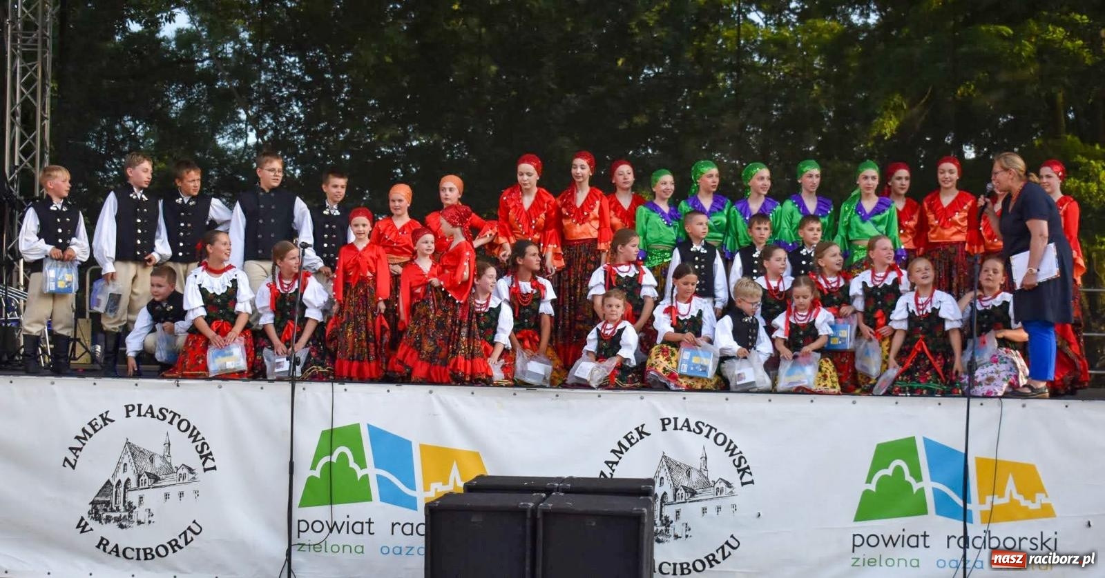 Zdjęcie w galerii na portalu naszraciborz.pl: Raciborskie święto folkloru. Kolorowa parada przeszła przez miasto, tańce na zamku [FOTO i WIDEO] wiadomości z regionu