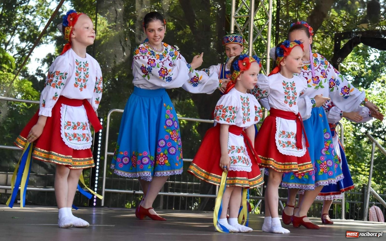 Zdjęcie w galerii na portalu naszraciborz.pl: Raciborskie święto folkloru. Kolorowa parada przeszła przez miasto, tańce na zamku [FOTO i WIDEO] wiadomości z regionu