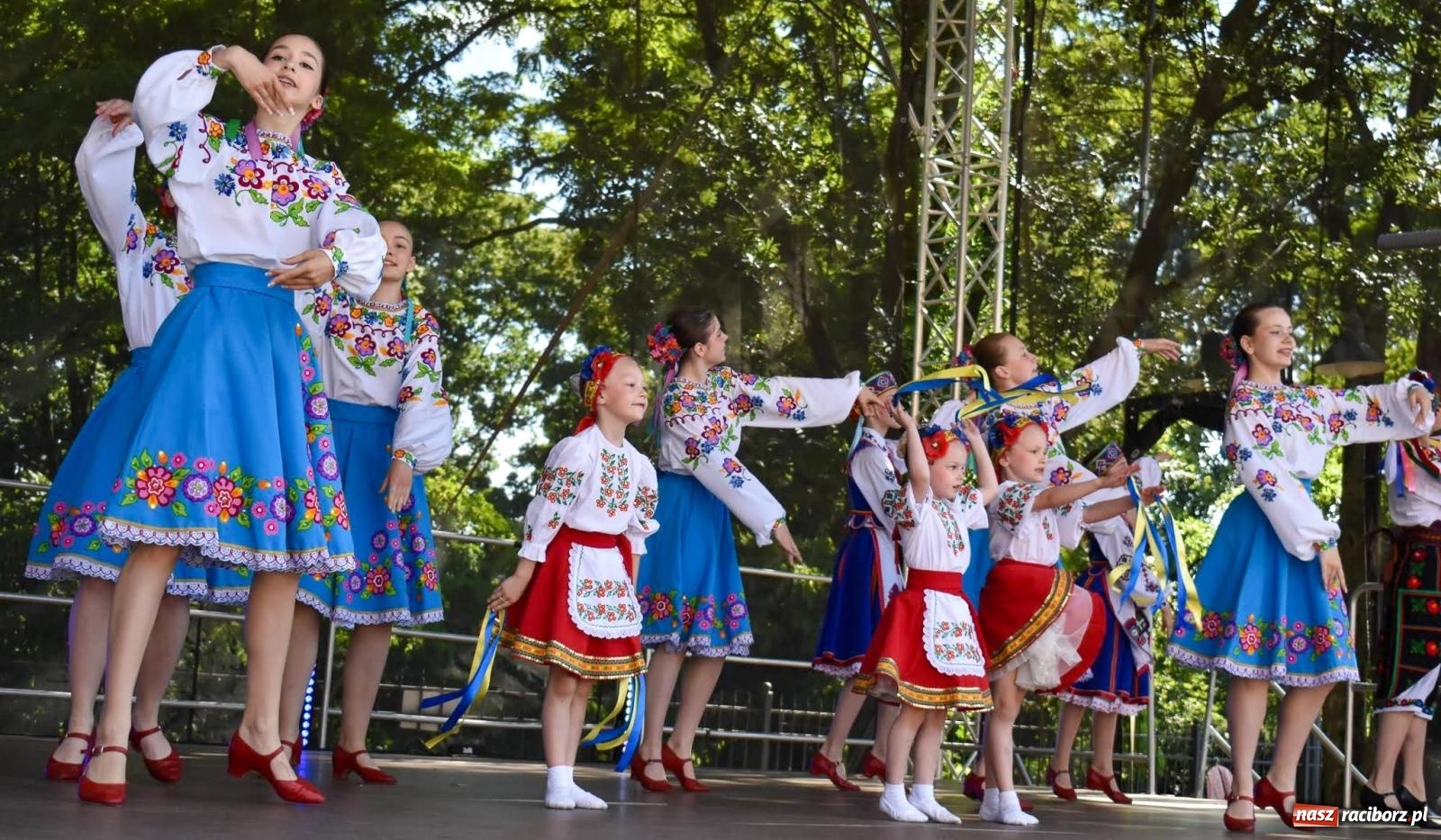 Zdjęcie w galerii na portalu naszraciborz.pl: Raciborskie święto folkloru. Kolorowa parada przeszła przez miasto, tańce na zamku [FOTO i WIDEO] wiadomości z regionu