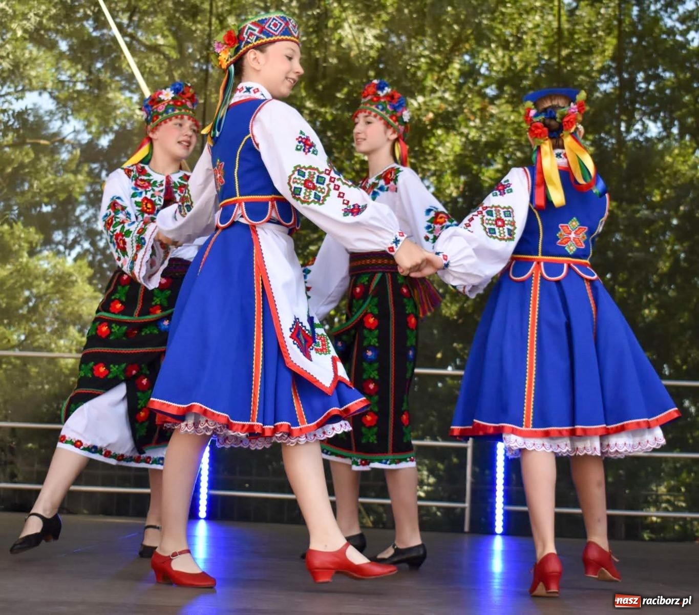 Zdjęcie w galerii na portalu naszraciborz.pl: Raciborskie święto folkloru. Kolorowa parada przeszła przez miasto, tańce na zamku [FOTO i WIDEO] wiadomości z regionu