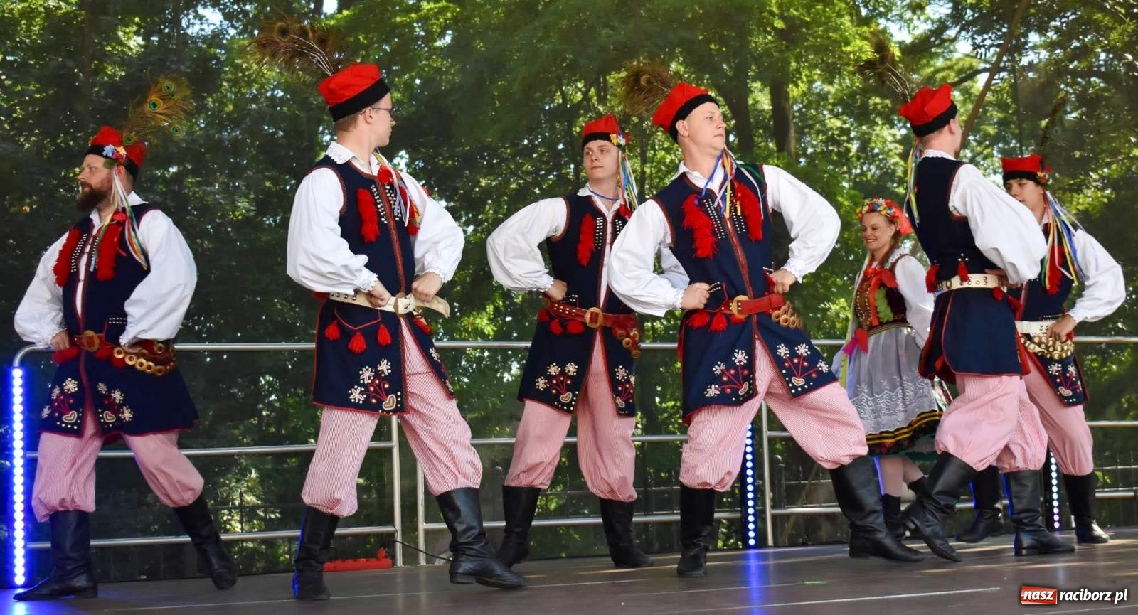 Zdjęcie w galerii na portalu naszraciborz.pl: Raciborskie święto folkloru. Kolorowa parada przeszła przez miasto, tańce na zamku [FOTO i WIDEO] wiadomości z regionu