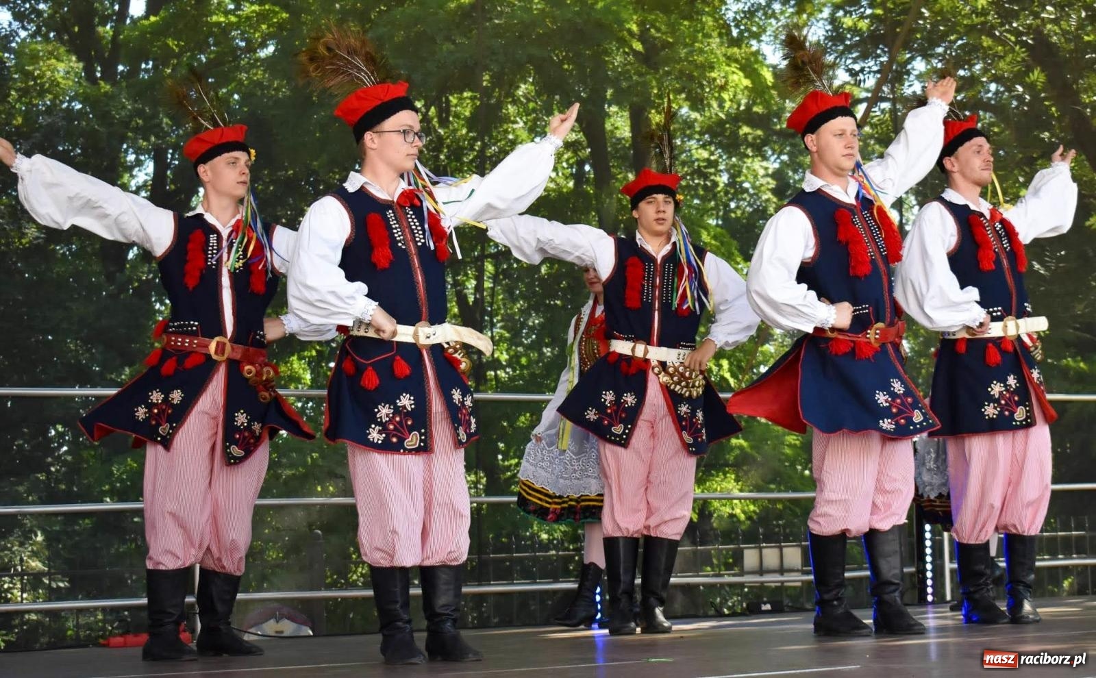 Zdjęcie w galerii na portalu naszraciborz.pl: Raciborskie święto folkloru. Kolorowa parada przeszła przez miasto, tańce na zamku [FOTO i WIDEO] wiadomości z regionu