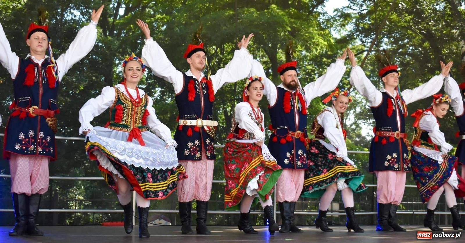 Zdjęcie w galerii na portalu naszraciborz.pl: Raciborskie święto folkloru. Kolorowa parada przeszła przez miasto, tańce na zamku [FOTO i WIDEO] wiadomości z regionu