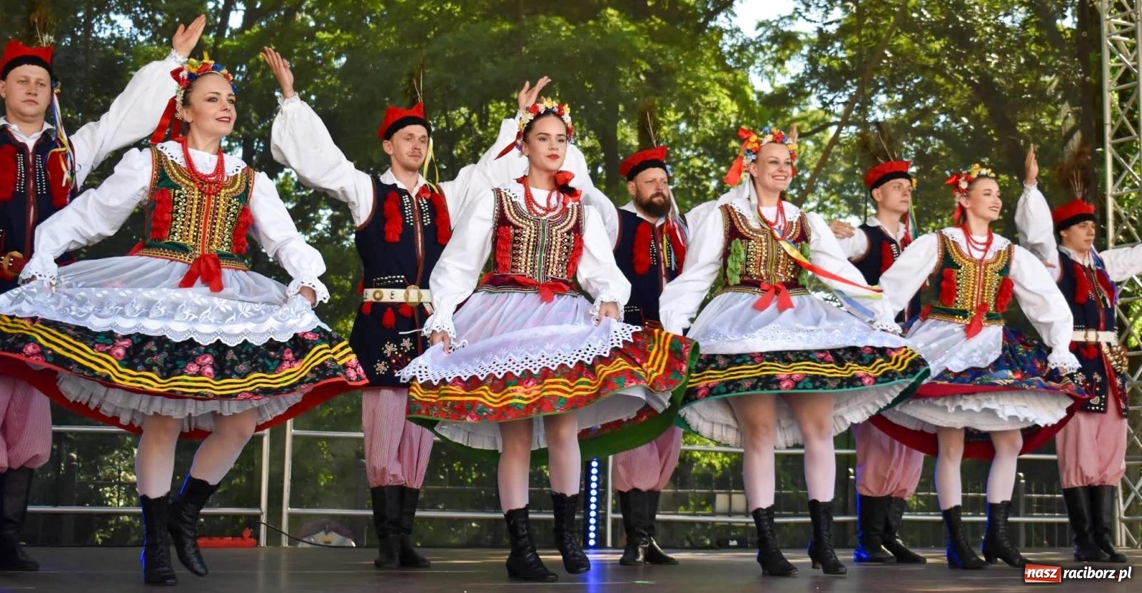 Zdjęcie w galerii na portalu naszraciborz.pl: Raciborskie święto folkloru. Kolorowa parada przeszła przez miasto, tańce na zamku [FOTO i WIDEO] wiadomości z regionu