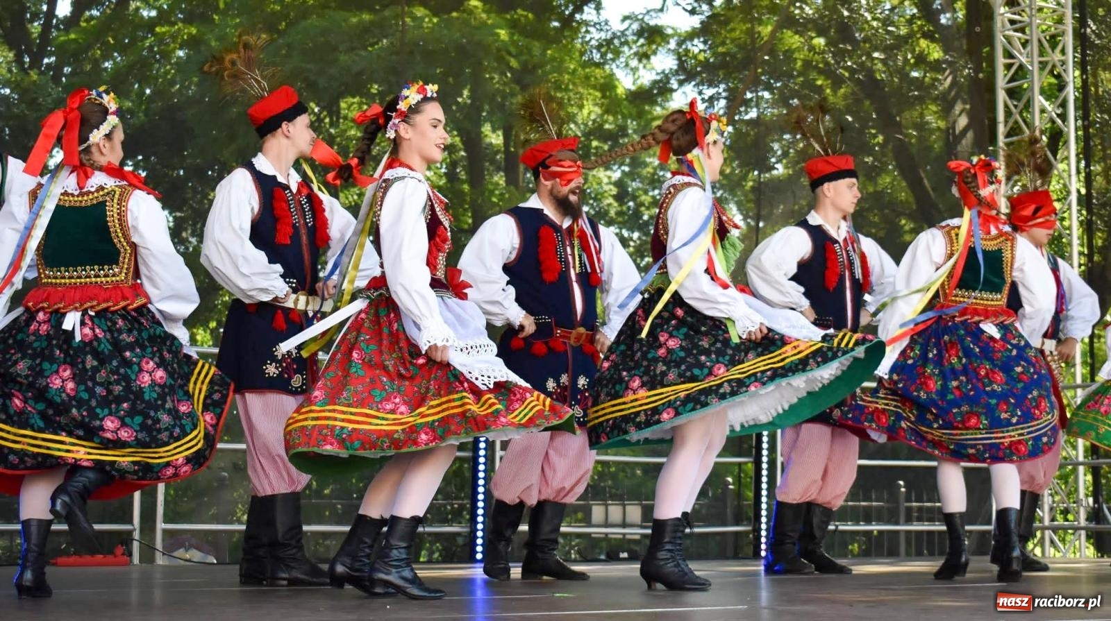 Zdjęcie w galerii na portalu naszraciborz.pl: Raciborskie święto folkloru. Kolorowa parada przeszła przez miasto, tańce na zamku [FOTO i WIDEO] wiadomości z regionu