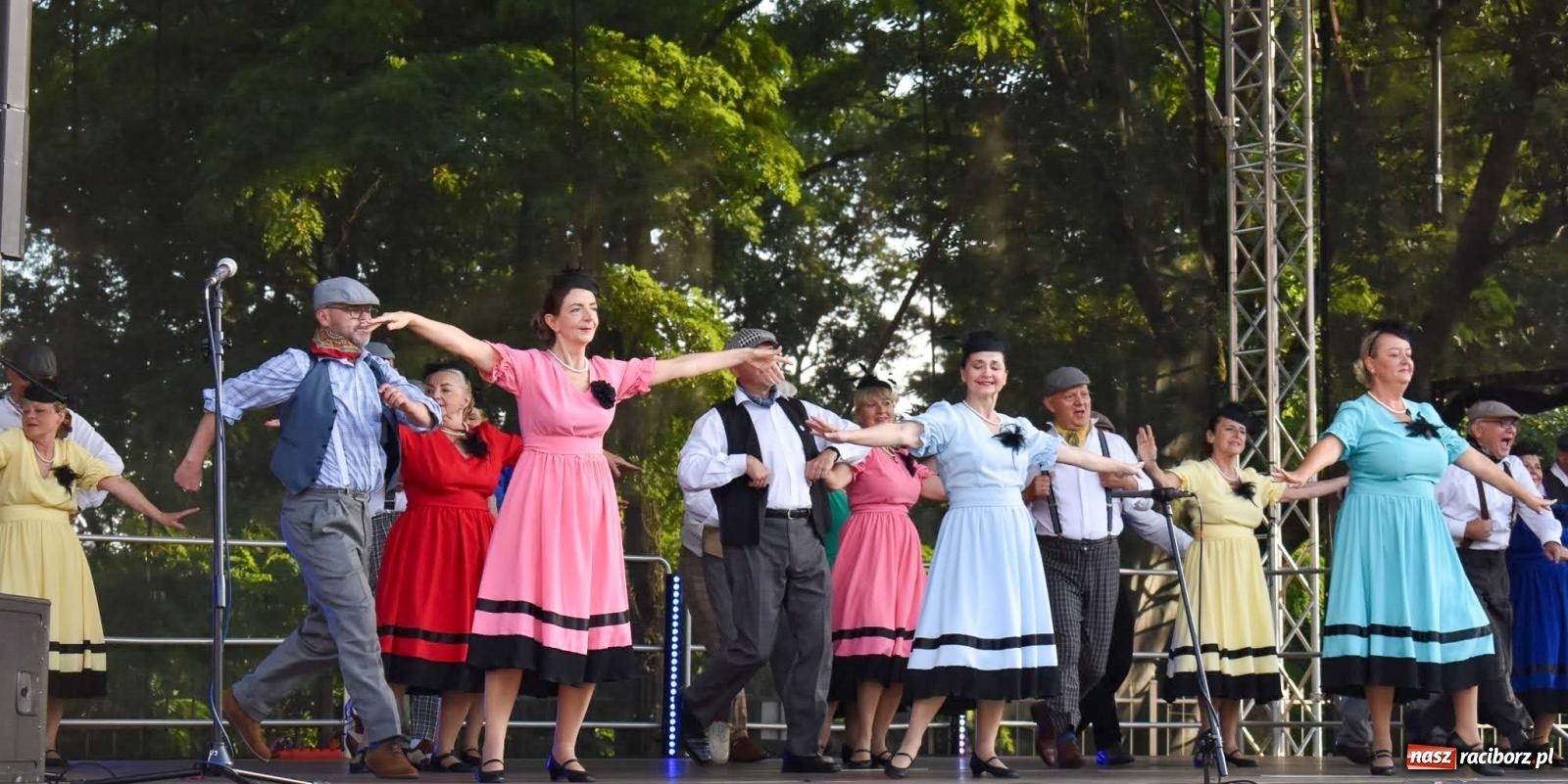Zdjęcie w galerii na portalu naszraciborz.pl: Raciborskie święto folkloru. Kolorowa parada przeszła przez miasto, tańce na zamku [FOTO i WIDEO] wiadomości z regionu