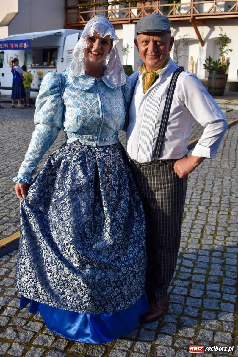 Zdjęcie w galerii na portalu naszraciborz.pl: Raciborskie święto folkloru. Kolorowa parada przeszła przez miasto, tańce na zamku [FOTO i WIDEO] wiadomości z regionu