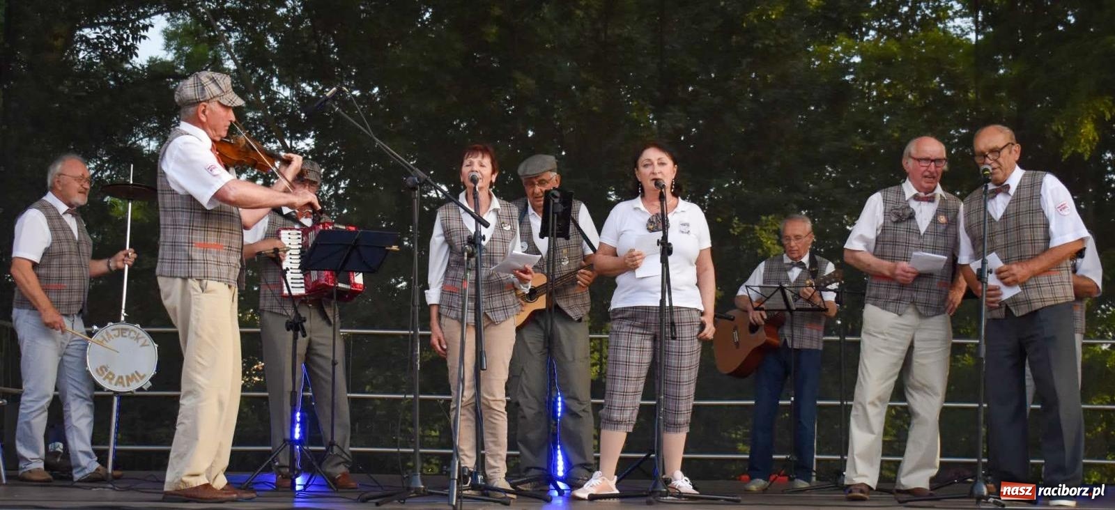 Zdjęcie w galerii na portalu naszraciborz.pl: Raciborskie święto folkloru. Kolorowa parada przeszła przez miasto, tańce na zamku [FOTO i WIDEO] wiadomości z regionu