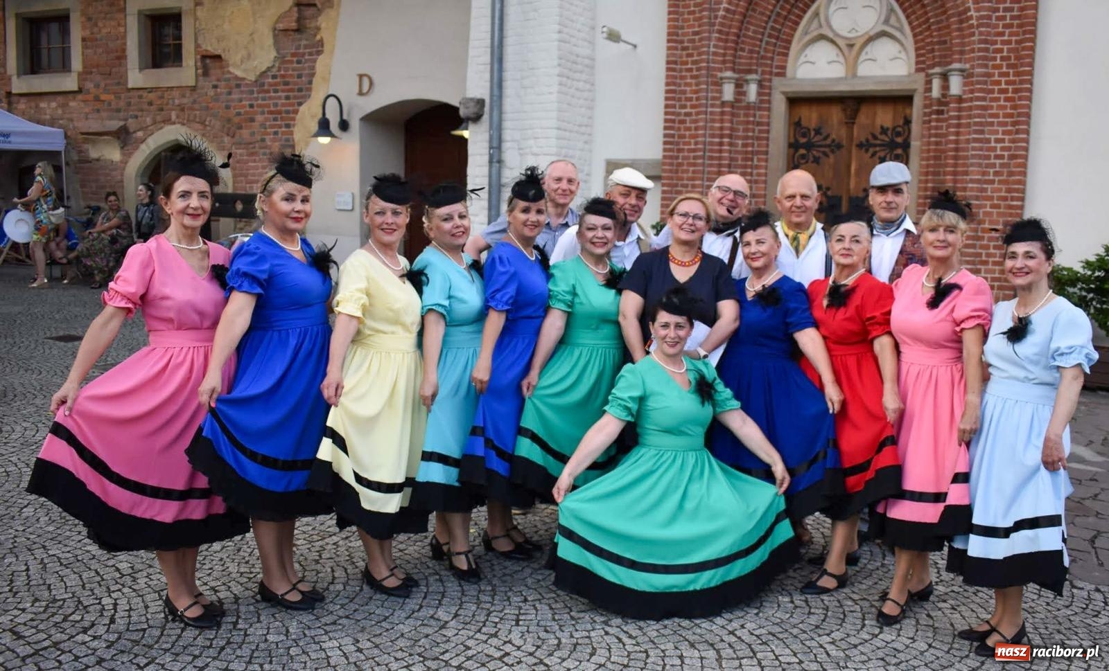 Zdjęcie w galerii na portalu naszraciborz.pl: Raciborskie święto folkloru. Kolorowa parada przeszła przez miasto, tańce na zamku [FOTO i WIDEO] wiadomości z regionu