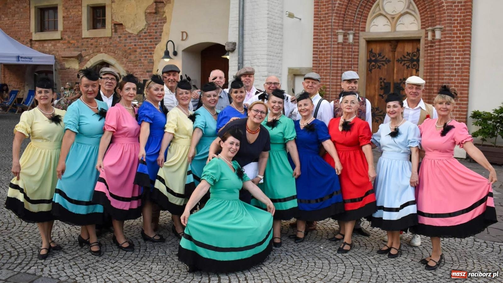 Zdjęcie w galerii na portalu naszraciborz.pl: Raciborskie święto folkloru. Kolorowa parada przeszła przez miasto, tańce na zamku [FOTO i WIDEO] wiadomości z regionu